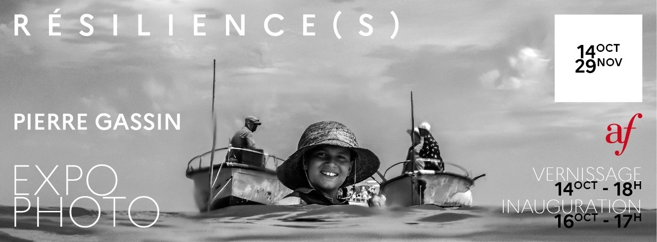 أفيش RÉSILIENCE(S) لبيار ڨاسان: مرا تضحك وهي تعوم بين زوز مراكب، لمعرض الأليانس فرانسيز بجربة.