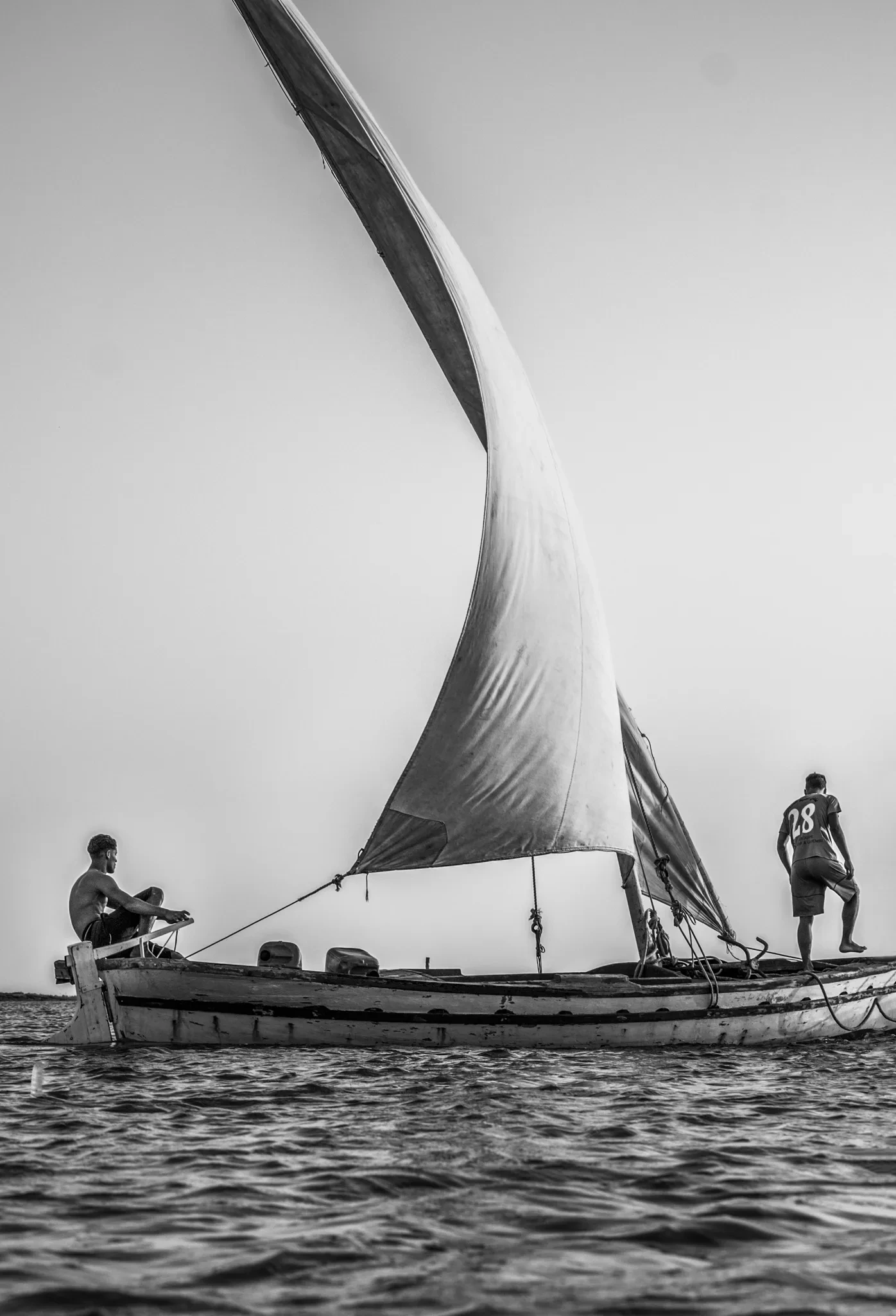 Voile latine courbée au-dessus d’un bateau
