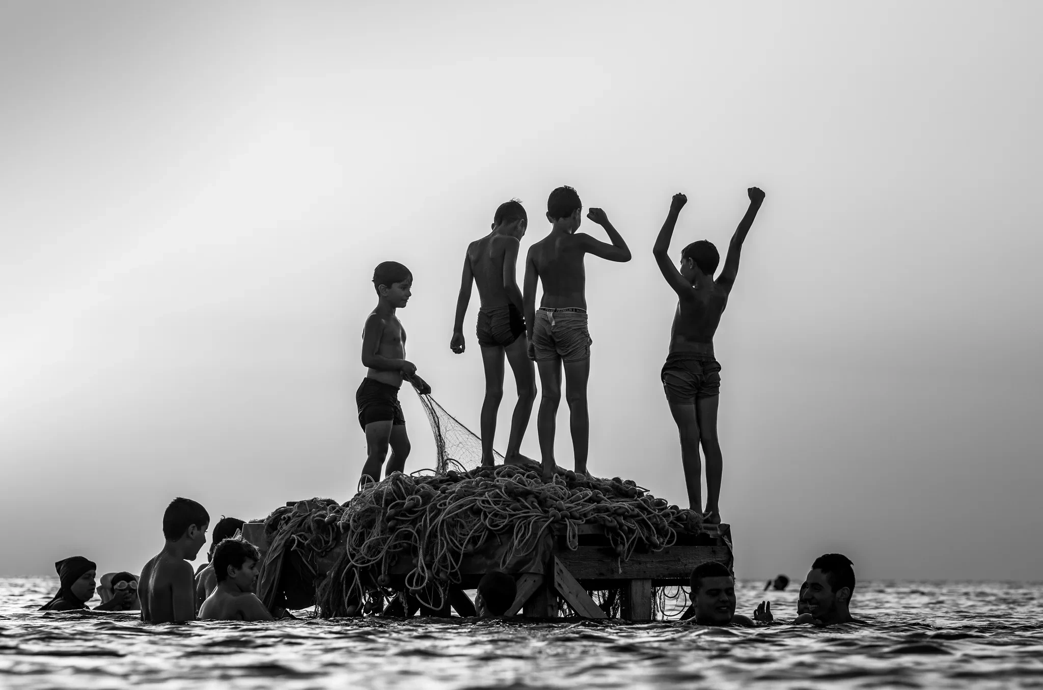 Enfants debout sur une épave au-dessus de l’eau