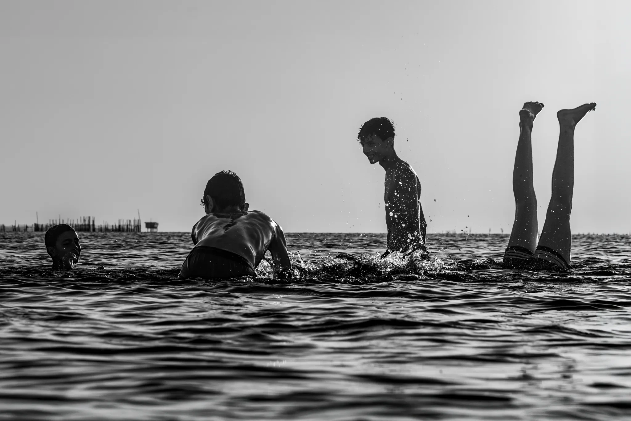 Jeux de baignade, jambes dressées au-dessus de l’eau