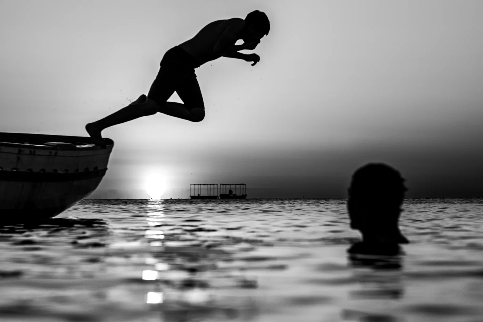 Plongeon depuis un bateau au coucher du soleil