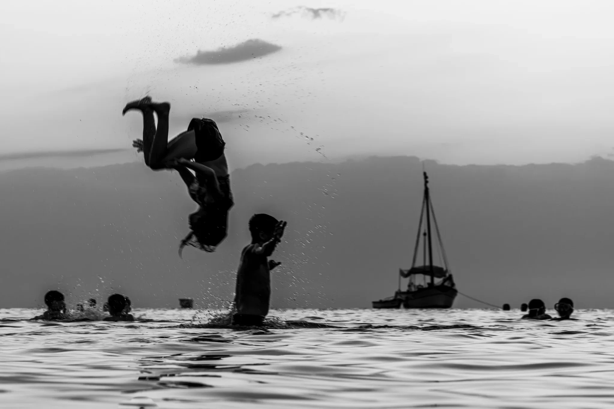 Enfant en plein saut au-dessus de l’eau