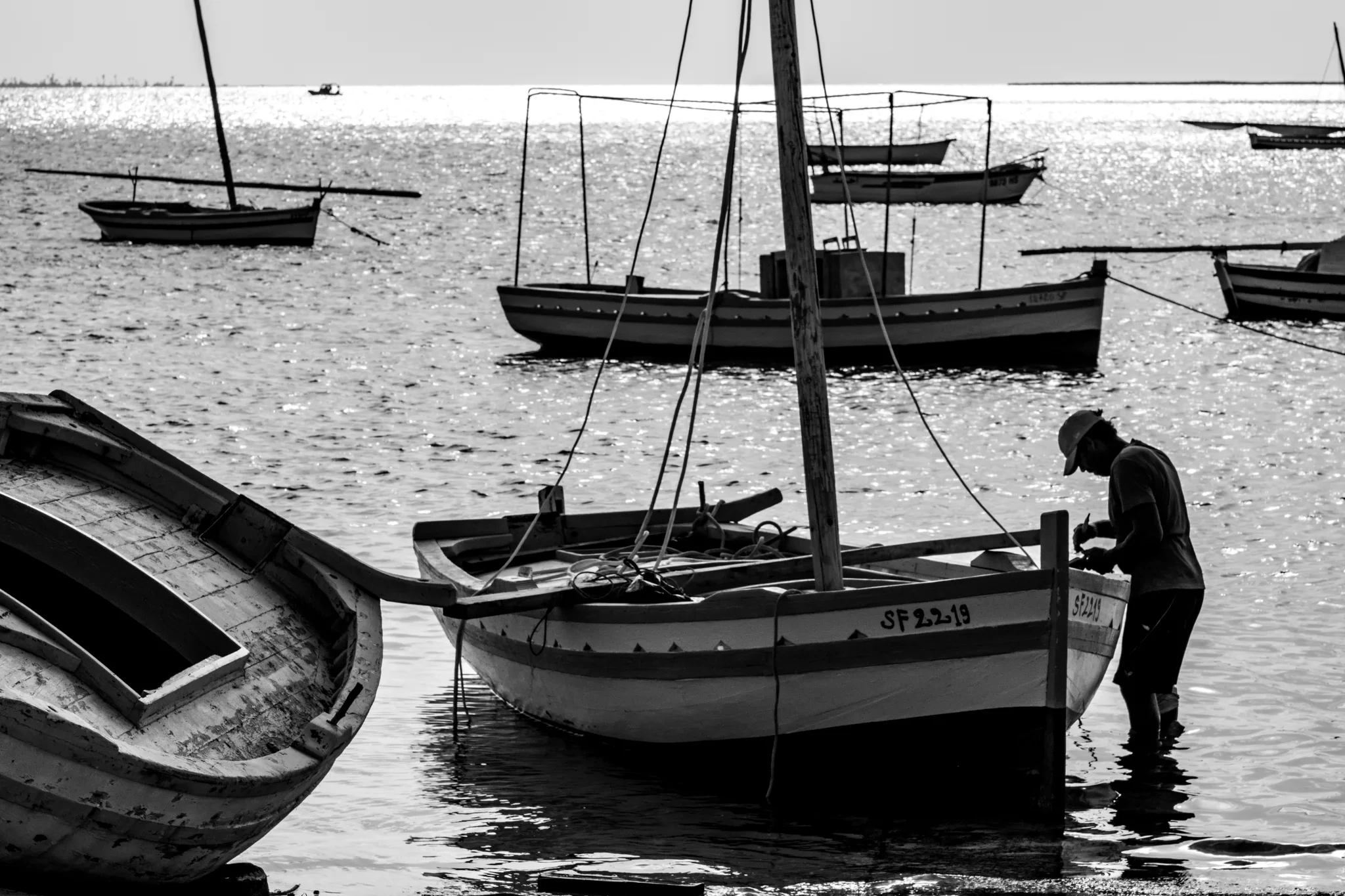 Bateaux au mouillage, une personne dans l’eau au premier plan