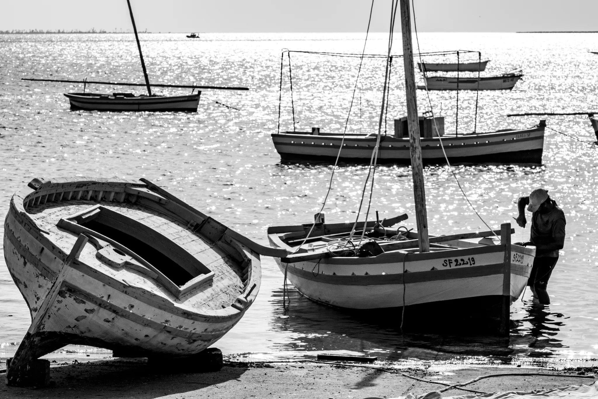 Coques et mâts de bateaux au mouillage