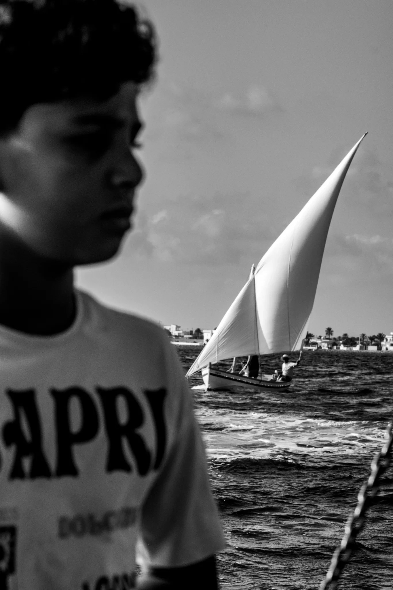 Portrait d’un jeune, une voile à l’arrière-plan