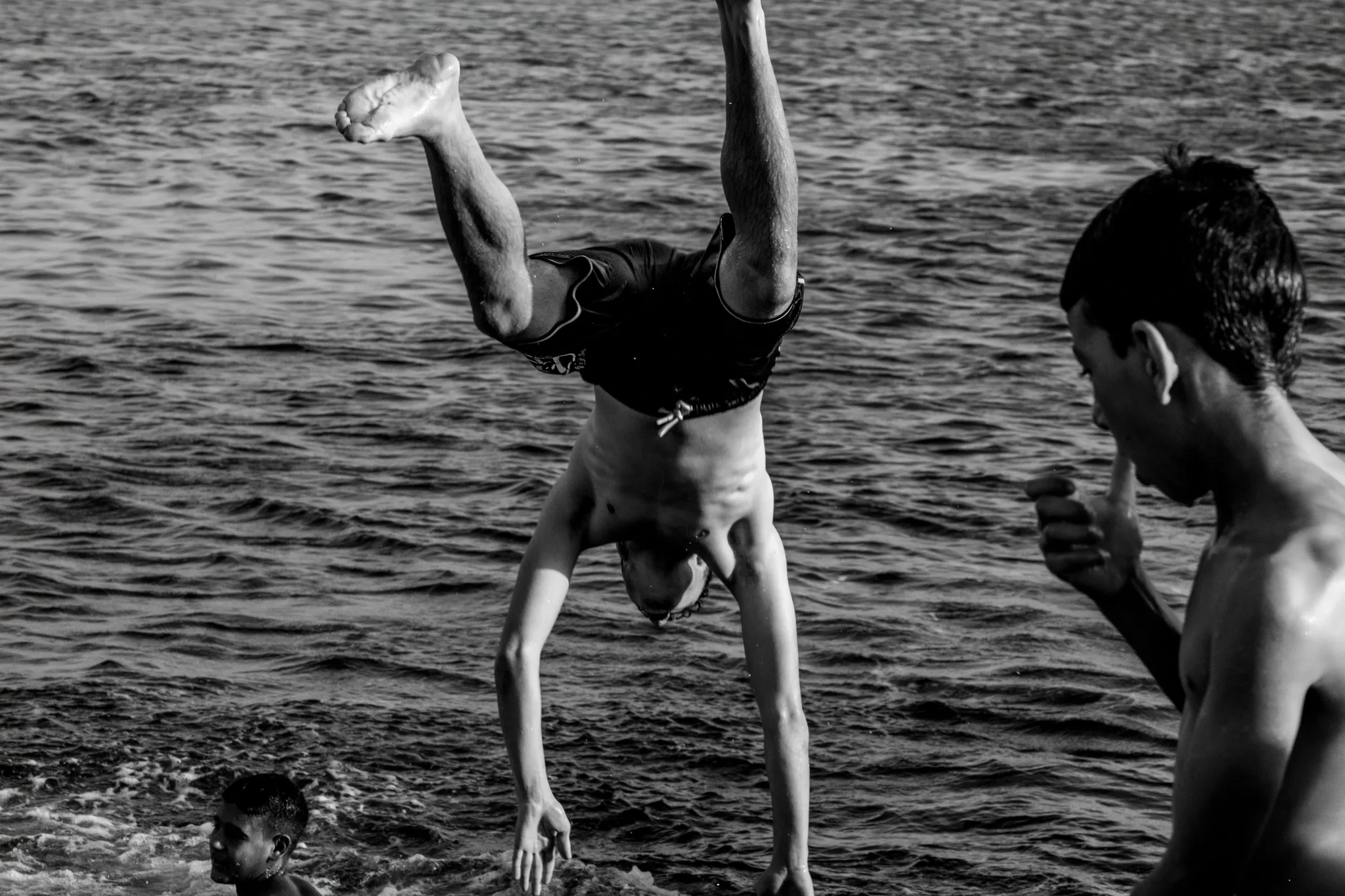 Deux jeunes en plein plongeon au-dessus de l’eau