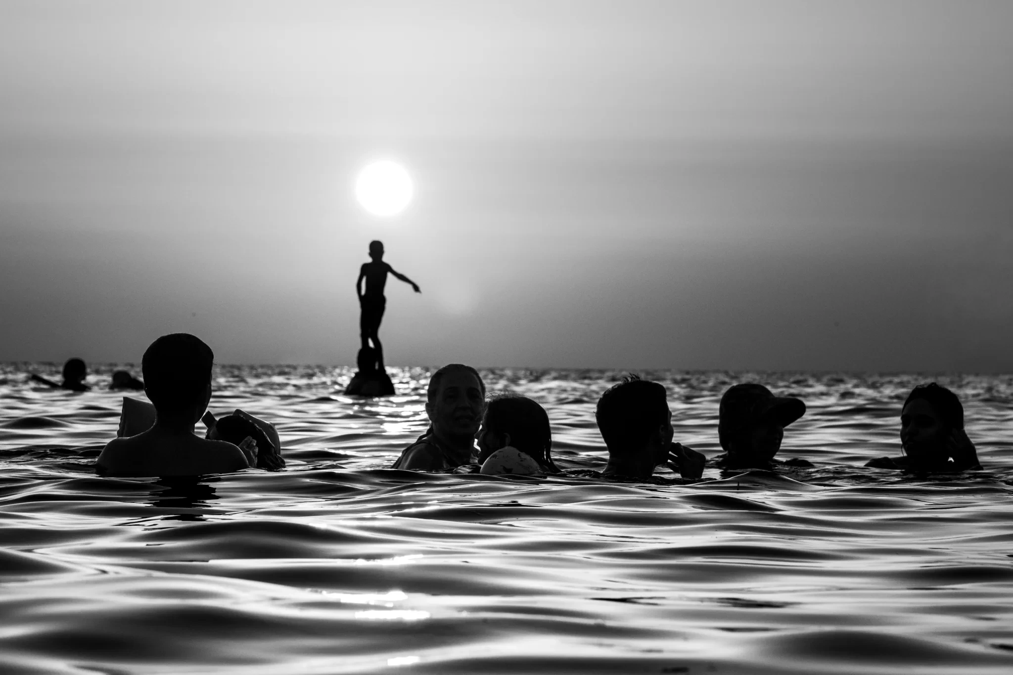 Groupe de baigneurs sous le soleil bas