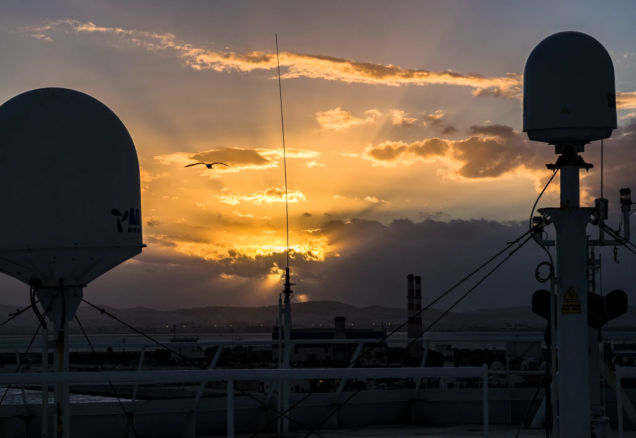 Traversee antenne soleil couchant mouette ombre marseille tunis