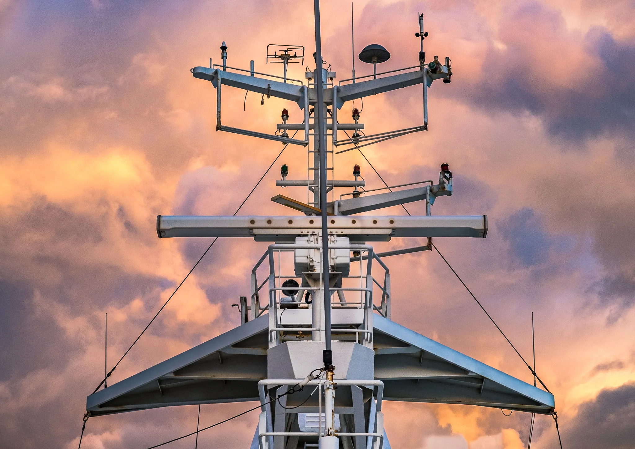 Traversee antennes feu ciel braise ferry ctn