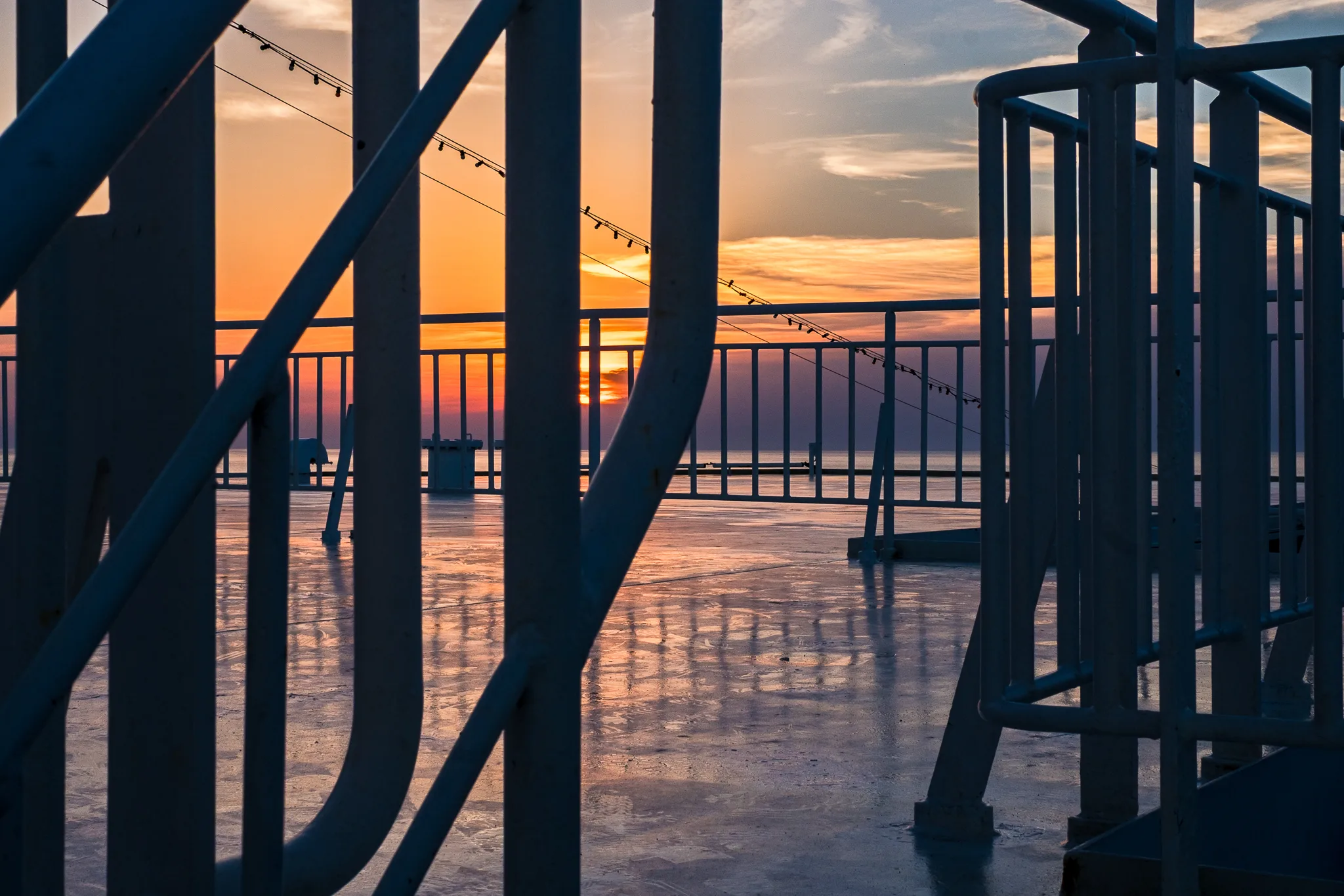 Traversee balustrades marseille tunis tanit carthage abstrait soir