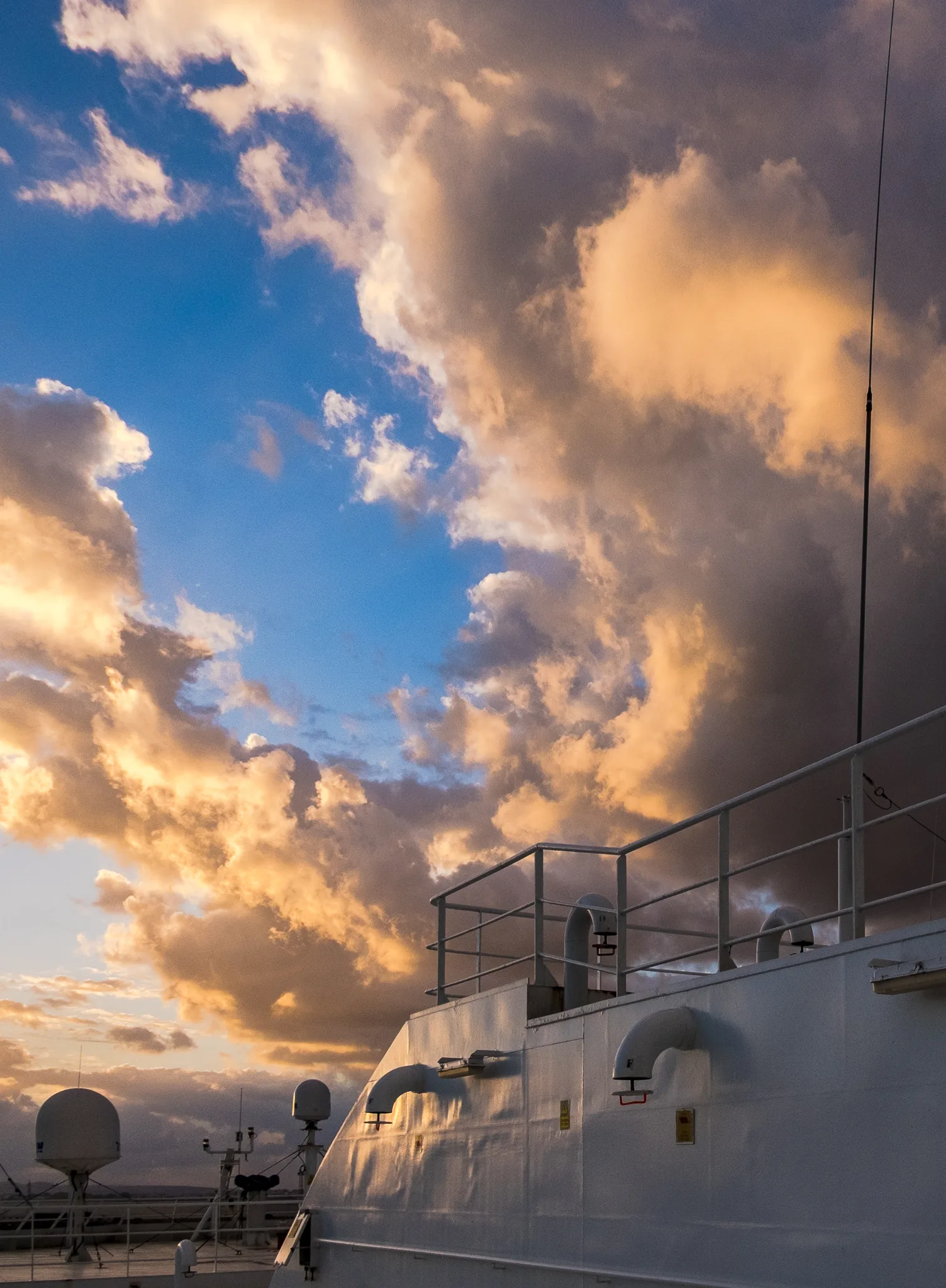 Traversee ferry detail nuage or marseille tunis