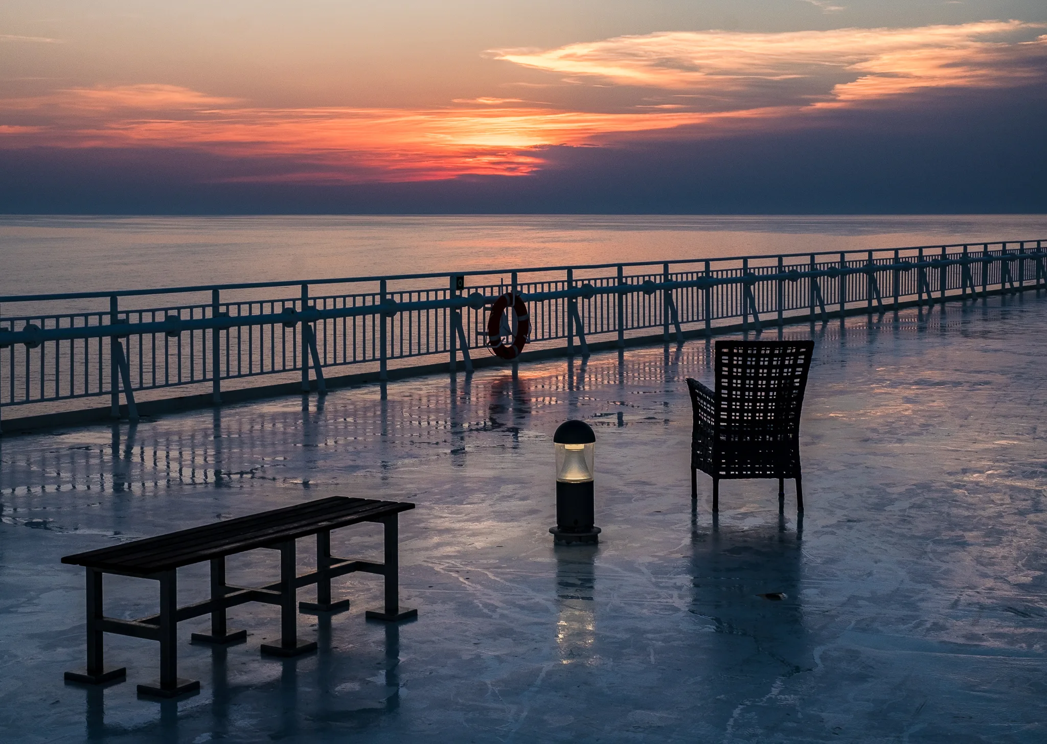 Traversee marseille carthage tunis pont romantique fauteuil banc eclairage soir