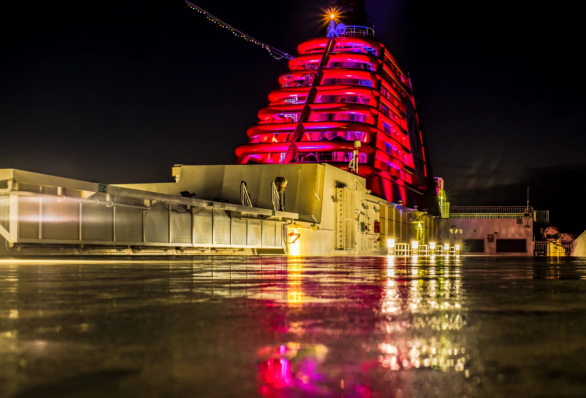 Traversee marseille tunis nuit cheminee rouge or